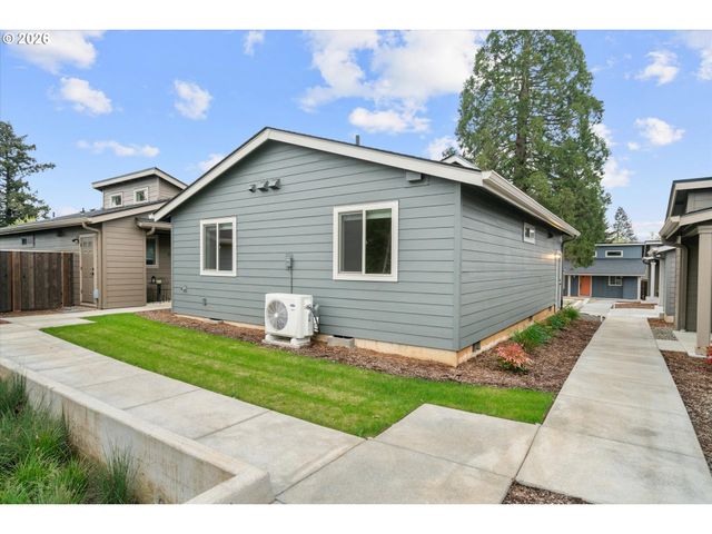 12270 MEADOWLAWN Dr, Oregon City, OR 97045