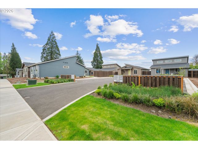 12270 MEADOWLAWN Dr, Oregon City, OR 97045
