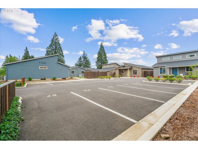 12270 MEADOWLAWN Dr, Oregon City, OR 97045