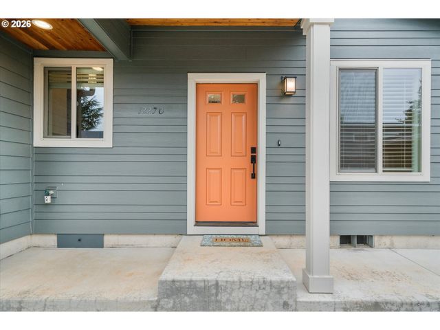 12270 MEADOWLAWN Dr, Oregon City, OR 97045