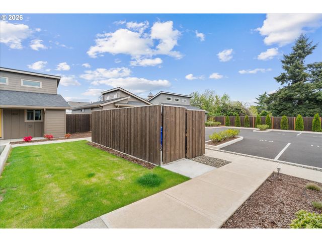 12270 MEADOWLAWN Dr, Oregon City, OR 97045