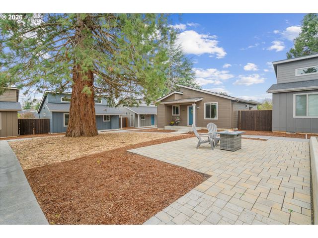 12270 MEADOWLAWN Dr, Oregon City, OR 97045