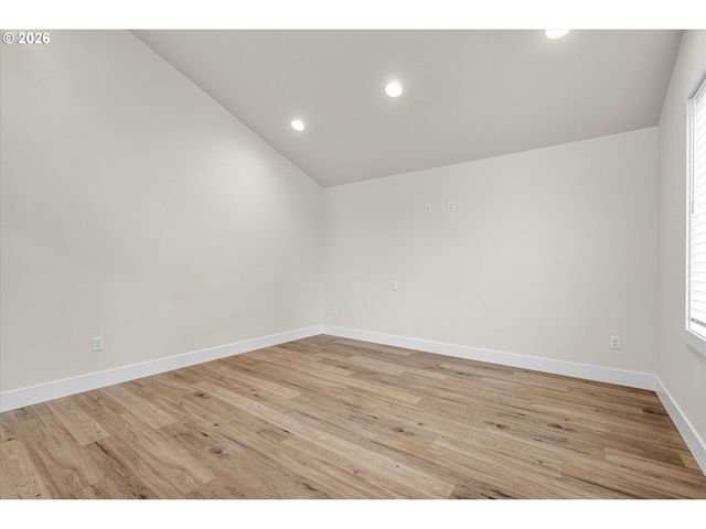 12270 MEADOWLAWN Dr, Oregon City, OR 97045