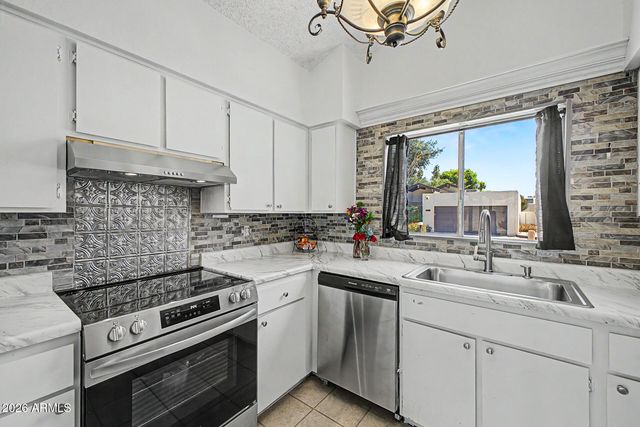 3008 W LUPINE Avenue, Phoenix, AZ 85029