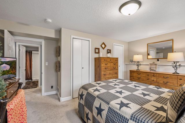 8595 Indahl Avenue S, Cottage Grove, MN 55016