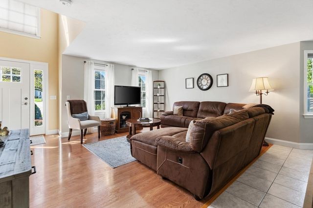 104 Ridgewood Dr, Taunton, MA 02780