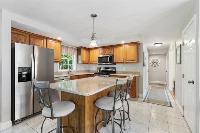 104 Ridgewood Dr, Taunton, MA 02780