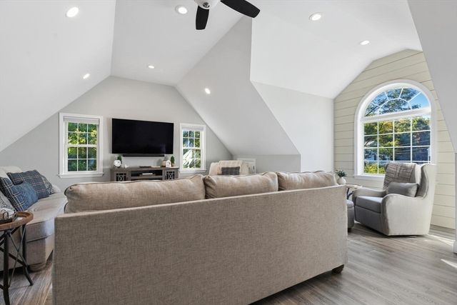 104 Ridgewood Dr, Taunton, MA 02780