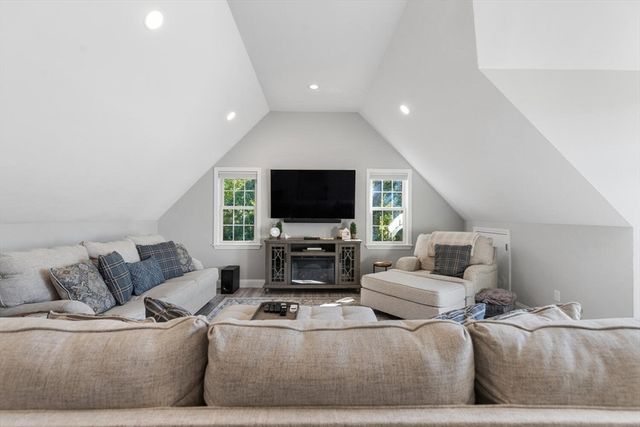 104 Ridgewood Dr, Taunton, MA 02780