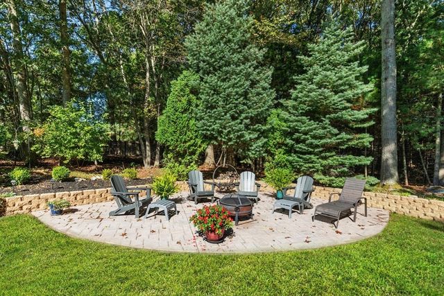 104 Ridgewood Dr, Taunton, MA 02780