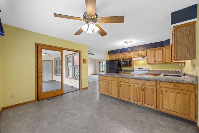 9189 Deer Ridge DR, Cedar Rapids, IA 52411