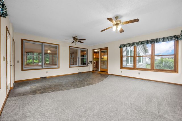 9189 Deer Ridge DR, Cedar Rapids, IA 52411