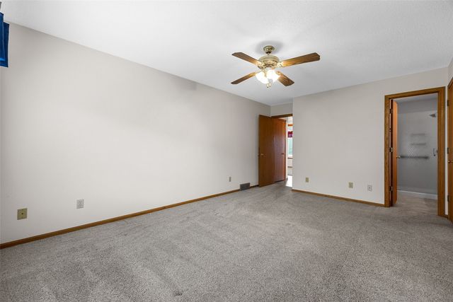 9189 Deer Ridge DR, Cedar Rapids, IA 52411