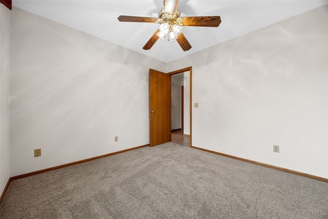 9189 Deer Ridge DR, Cedar Rapids, IA 52411