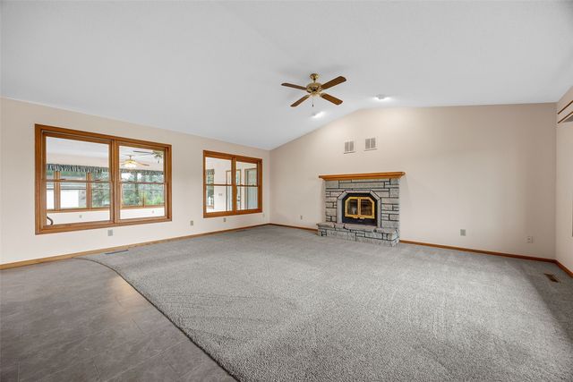 9189 Deer Ridge DR, Cedar Rapids, IA 52411