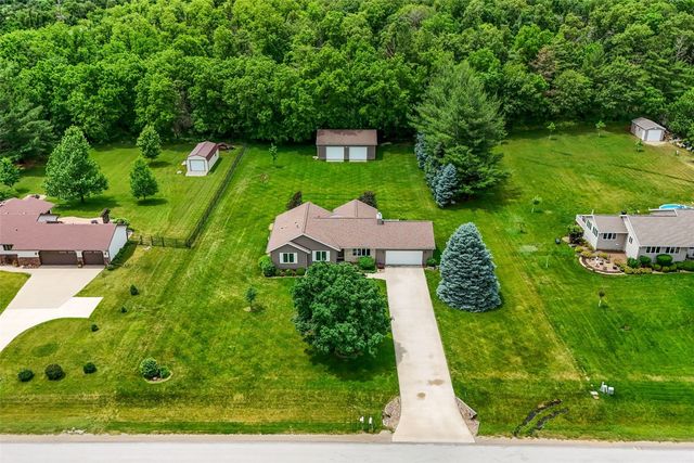 9189 Deer Ridge DR, Cedar Rapids, IA 52411