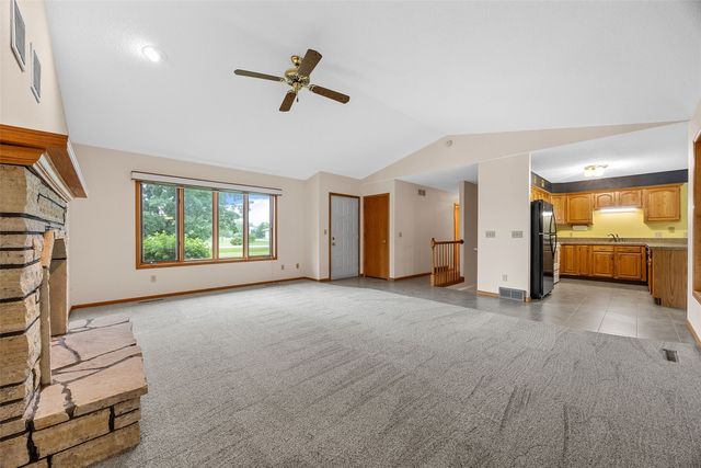9189 Deer Ridge DR, Cedar Rapids, IA 52411