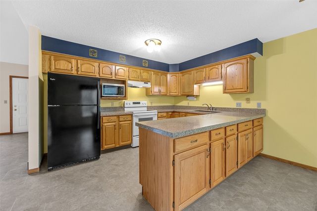 9189 Deer Ridge DR, Cedar Rapids, IA 52411