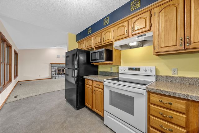 9189 Deer Ridge DR, Cedar Rapids, IA 52411
