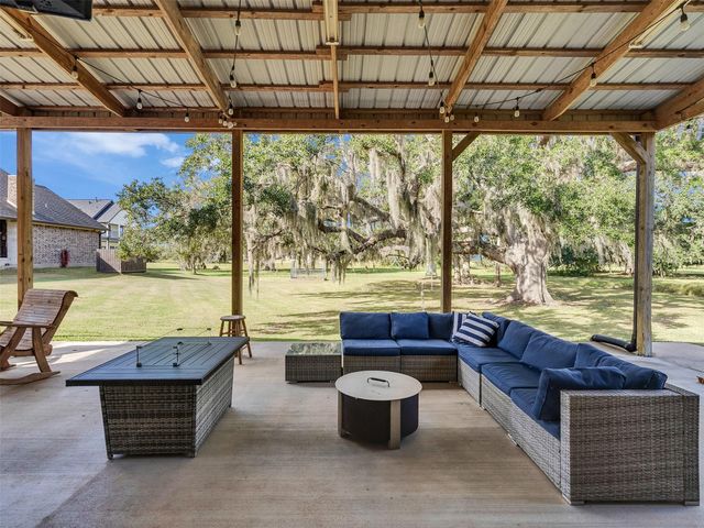 155 Horse Shoe Trail, Angleton, TX 77515