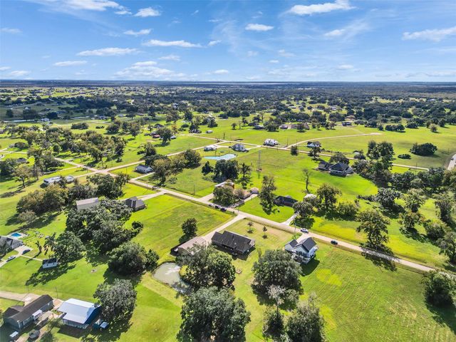 155 Horse Shoe Trail, Angleton, TX 77515