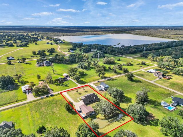 155 Horse Shoe Trail, Angleton, TX 77515