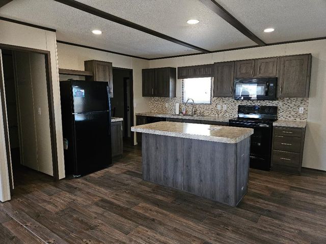 482 McDonald LN W, Cedar Creek, TX 78612