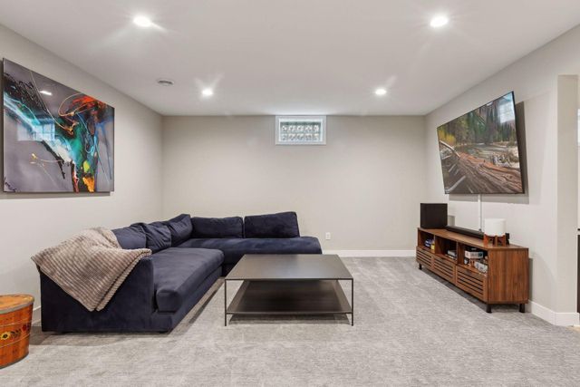 3098 Victoria Street N, Roseville, MN 55113