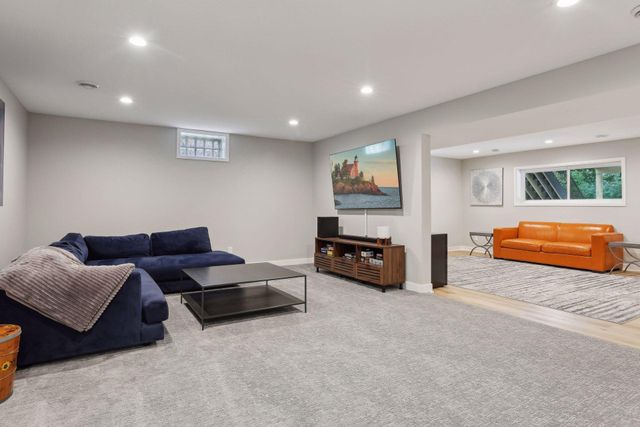 3098 Victoria Street N, Roseville, MN 55113