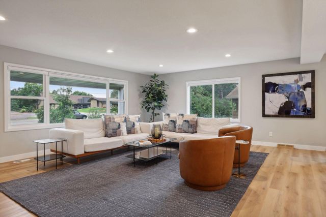 3098 Victoria Street N, Roseville, MN 55113