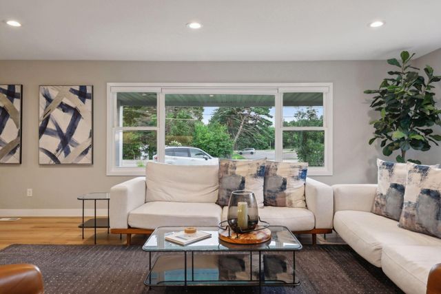 3098 Victoria Street N, Roseville, MN 55113