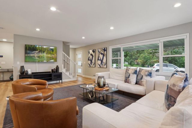 3098 Victoria Street N, Roseville, MN 55113