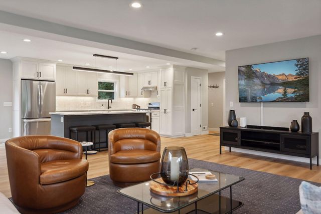 3098 Victoria Street N, Roseville, MN 55113