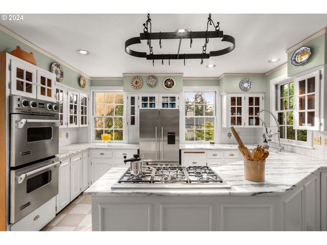 2934 Sw MONTGOMERY Dr, Portland, OR 97201