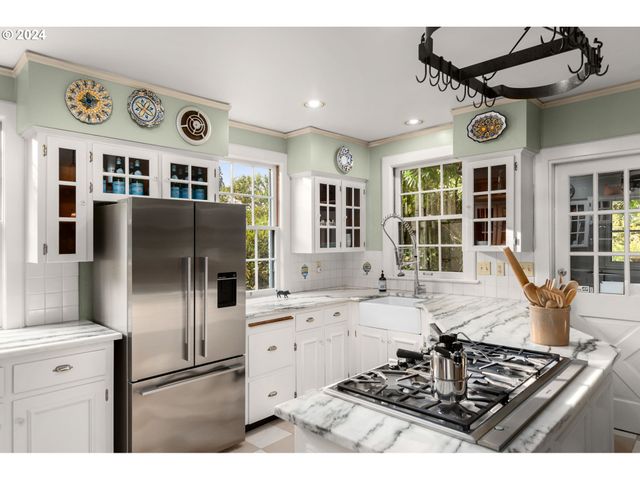 2934 Sw MONTGOMERY Dr, Portland, OR 97201