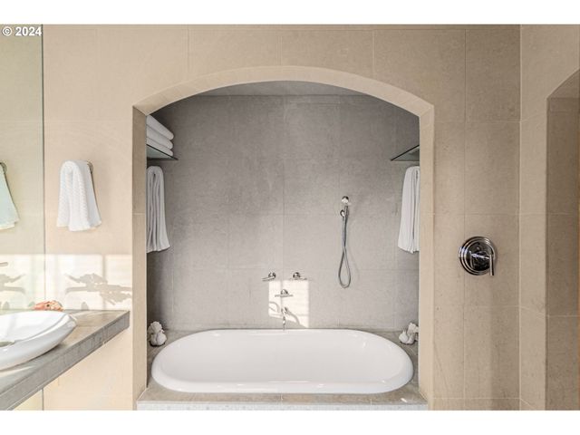 2934 Sw MONTGOMERY Dr, Portland, OR 97201