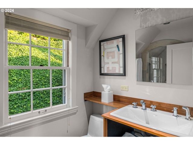 2934 Sw MONTGOMERY Dr, Portland, OR 97201