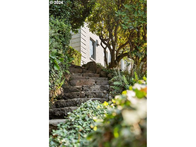 2934 Sw MONTGOMERY Dr, Portland, OR 97201