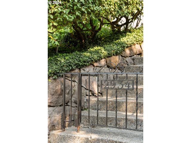 2934 Sw MONTGOMERY Dr, Portland, OR 97201