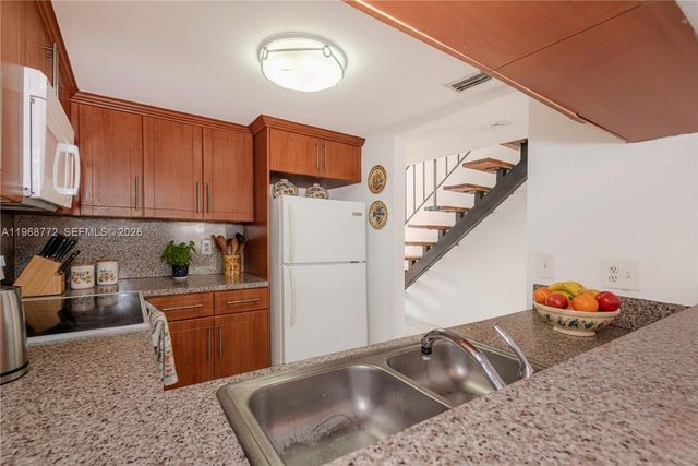 1082 W 79th St 25, Hialeah, FL 33014