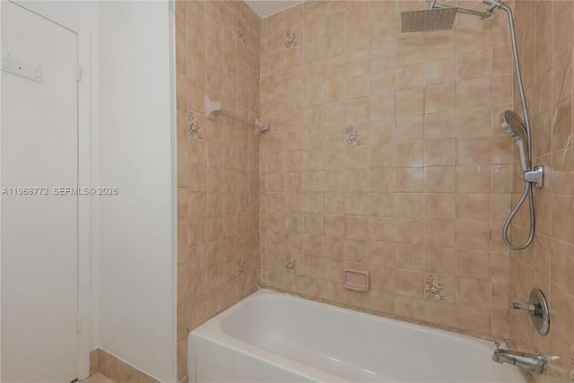 1082 W 79th St 25, Hialeah, FL 33014