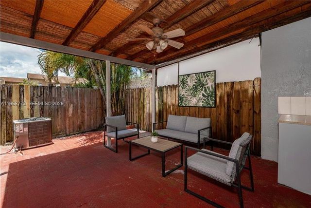 1082 W 79th St 25, Hialeah, FL 33014