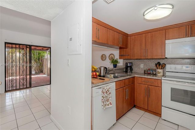 1082 W 79th St 25, Hialeah, FL 33014