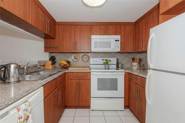 1082 W 79th St 25, Hialeah, FL 33014