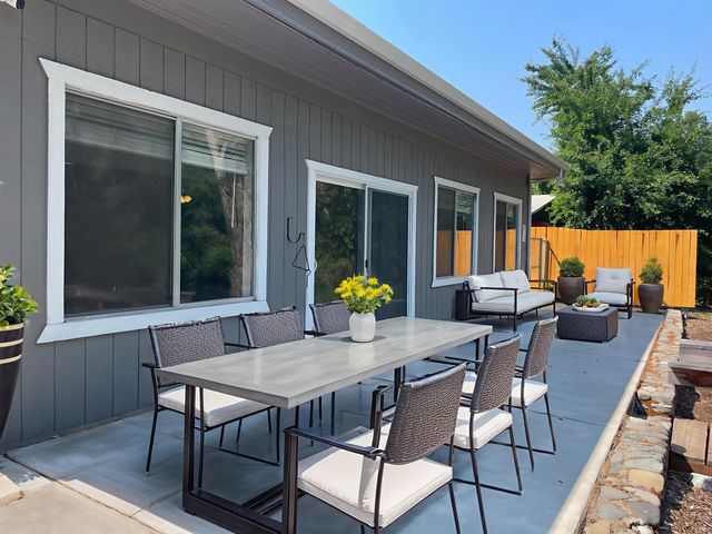 1380 Rogue River Highway, Gold Hill, OR 97525