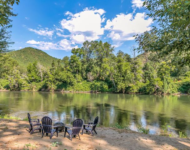 1380 Rogue River Highway, Gold Hill, OR 97525