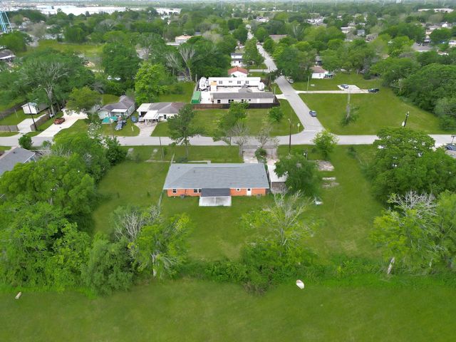 7508 Harlem Street, Baytown, TX 77521