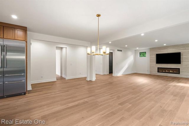 933 Robinhood Road, Bloomfield Hills, MI 48304