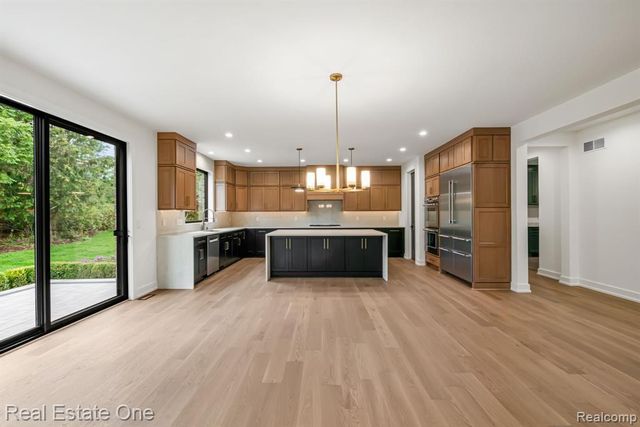 933 Robinhood Road, Bloomfield Hills, MI 48304