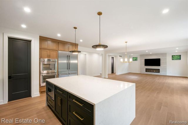 933 Robinhood Road, Bloomfield Hills, MI 48304